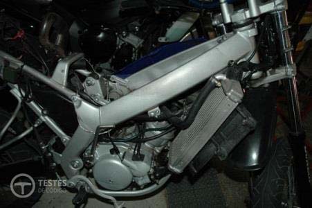 Pergunta IMT: As operações de controlo e nivelamento do líquido refrigerante dos motociclos, deve efectuar-se com: