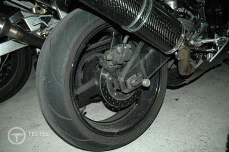 Pergunta IMT: As partes laterais dos pneus dos motociclos são submetidas a maior esforço, sempre que:
