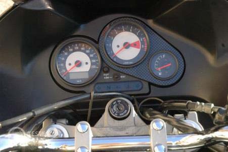 Pergunta IMT: Durante a condução e em relação ao painel de instrumentos, o condutor de um motociclo deve: