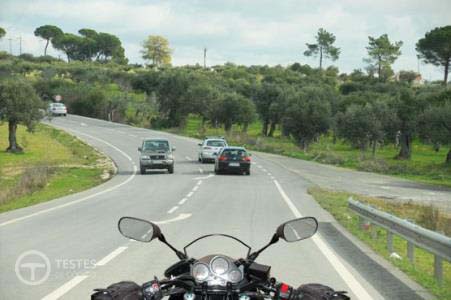 Pergunta IMT: Num motociclo, a distância de travagem pode variar devido: