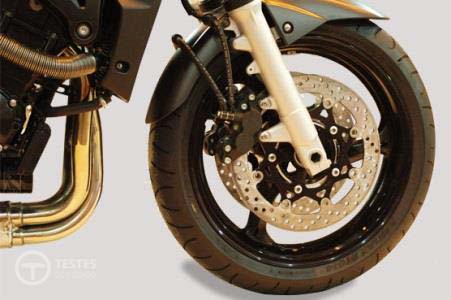 Pergunta IMT: Para se certificar do estado das pastilhas de travão do motociclo, o condutor deve: