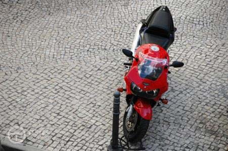 Pergunta IMT: Regra geral, quando o condutor imobiliza o motociclo para o abastecer de combustível, ao abandoná-lo deve ter especial cuidado: