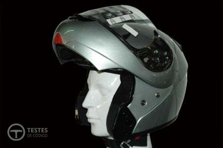 Pergunta IMT: A camada exterior de um capacete de protecção deve ser: