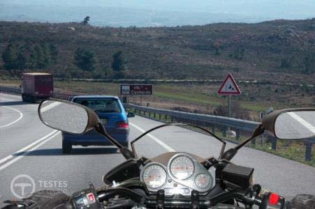 Pergunta IMT: Num motociclo de duas rodas, a posição do condutor em situação de vento deve ser: