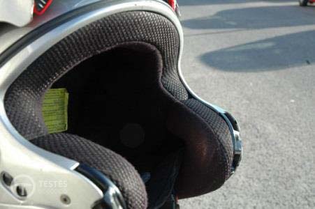 Pergunta IMT: No sentido de garantir adequados níveis de segurança, a calota ou casco exterior de um capacete deve, preferencialmente: