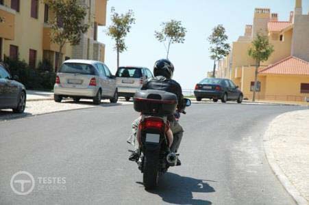Pergunta IMT: O aumento da velocidade num motociclo pode aumentar a vibração do conjunto condutor/veículo, o que: