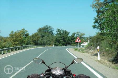 Pergunta IMT: Na condução de um veículo, a distância de travagem varia: