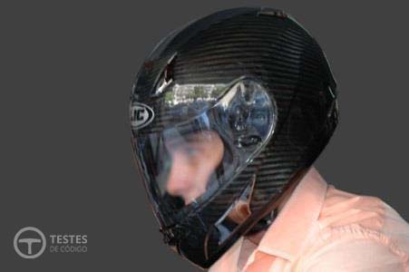 Pergunta IMT: Um capacete fechado e com viseira protectora dos olhos, oferece maior segurança na condução de um motociclo do que um capacete aberto, porque: