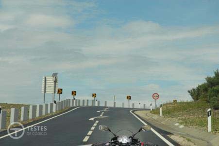 Pergunta IMT: Ao aproximar-me desta curva de visibilidade reduzida devo moderar a velocidade do motociclo?