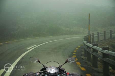 Pergunta IMT: Ao curvar com um motociclo devo saber que: