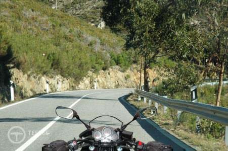Pergunta IMT: Ao descrever uma curva com um motociclo de duas rodas devo ter em atenção que: