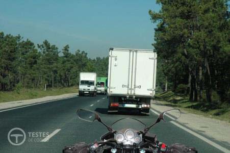 Pergunta IMT: Pretendendo ultrapassar o automóvel pesado que circula à minha frente devo ter em atenção que: