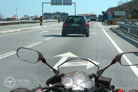 Pergunta IMT: Nesta situação, em que vou passar sobre uma marca rodoviária, o que devo fazer?