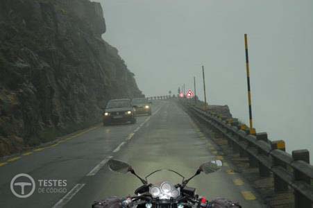 Pergunta IMT: Devo saber que as luzes de cruzamento iluminam a via pública para a frente do motociclo numa distância não superior a: