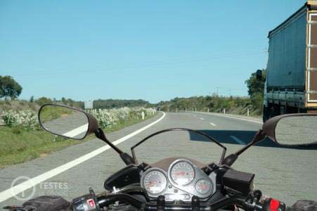 Pergunta IMT: Durante a manobra de ultrapassagem a um automóvel pesado, o condutor de um motociclo, deve ter em consideração que: