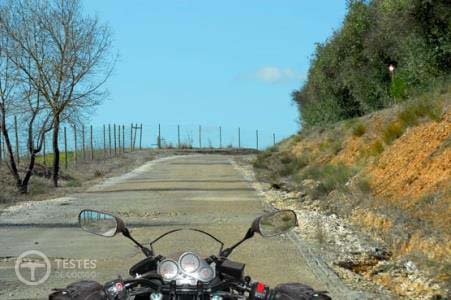 Pergunta IMT: Os motociclos podem circular num caminho rural?