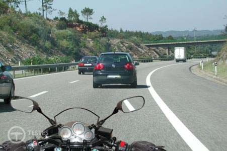Pergunta IMT: Na paragem de um motociclo, a força de travagem deve ser: