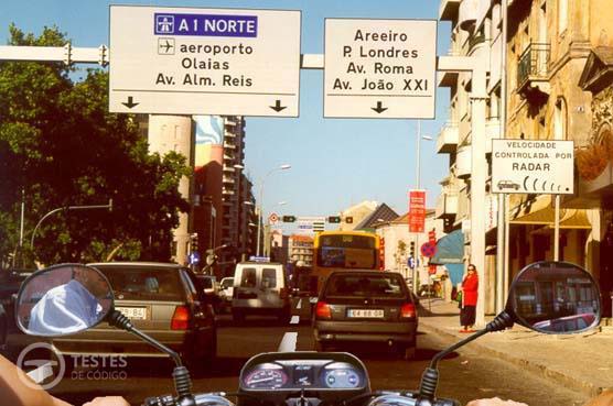 Pergunta IMT: O motociclista vai mudar de via de trânsito, num local muito congestionado 'uma olhadela' por cima do ombro pode ajudá-lo, porque: