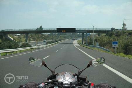 Pergunta IMT: Um motociclista em andamento deve, de vez em quando, levantar a roda da frente?