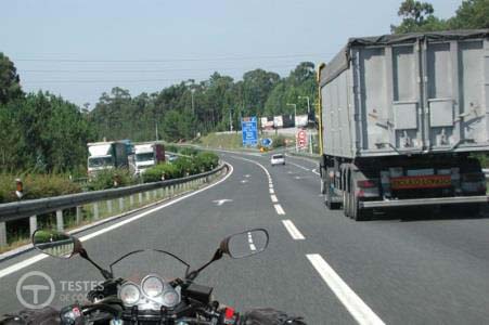 Pergunta IMT: Se um motociclo efectuar a transposição de uma linha contínua que separa sentidos de trânsito, pratica uma contra-ordenação: