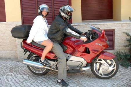 Pergunta IMT: O condutor de um motociclo de duas rodas, de grandes dimensões e peso, ao receber um passageiro: