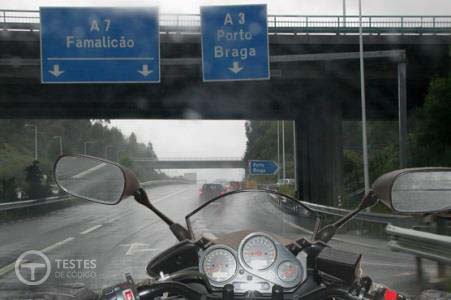 Pergunta IMT: O que deve fazer o condutor de um motociclo em situação de chuva?