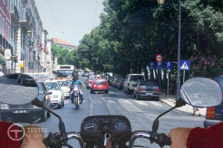 Pergunta IMT: O condutor do motociclo que circula em sentido oposto procede correctamente ao realizar a manobra de ultrapassagem.