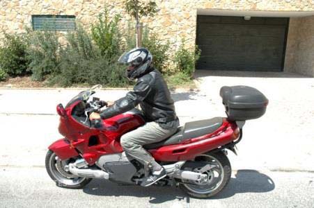 Pergunta IMT: O posicionamento de um motociclo na faixa de rodagem deve variar em função das circunstâncias do trânsito e do traçado?