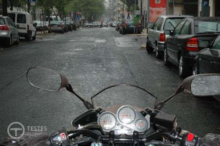 Pergunta IMT: Na situação da figura, em que conduzo um motociclo sem ABS, se necessitar de travar, devo: