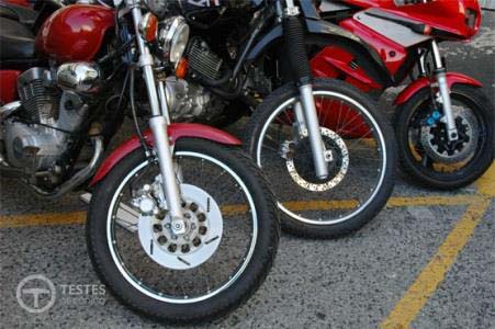 Pergunta IMT: Os condutores de motociclos podem, se não causarem perigo ou perturbação no trânsito: