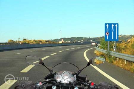 Pergunta IMT: Perante a sinalização vertical, sei que circulo numa: