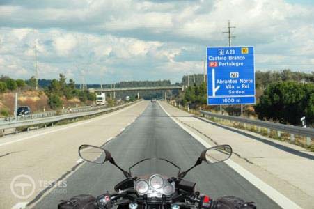 Pergunta IMT: Um motociclista deve circular sempre com as luzes de cruzamento ligadas: