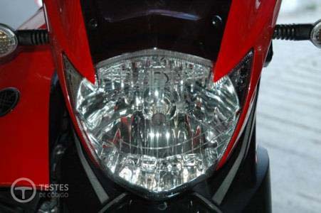 Pergunta IMT: Um motociclo em circulação pode continuar a transitar na via, se tiver uma avaria nas luzes de cruzamento?