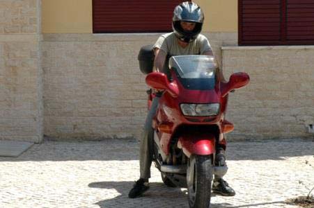 Pergunta IMT: Quando seja permitido, ao subir da via para o passeio, o condutor do motociclo deve: