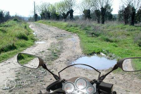 Pergunta IMT: Se o piso da via estiver cheio de buracos, enquanto condutor de motociclo, devo: