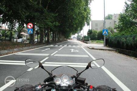 Pergunta IMT: Um motociclista, ao circular numa via com bandas cromáticas, deve: