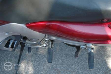 Pergunta IMT: No posicionamento dos pés, o condutor de um motociclo deve apoiar: