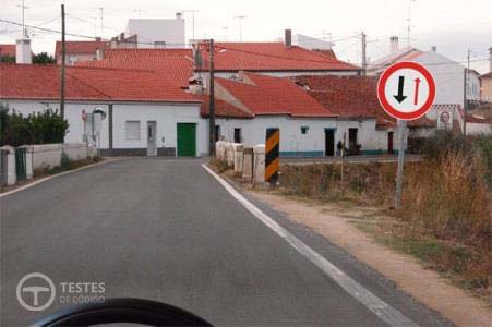 Pergunta IMT: Nesta situação posso avançar porque não circulam veículos em sentido contrário.