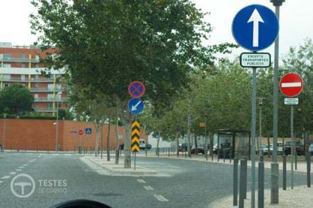 Pergunta IMT: O sinal de obrigação de contornar placa ou obstáculo permite-me contornar a placa: