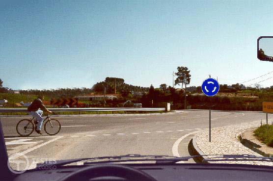 Pergunta IMT: O condutor do velocípede deve ceder a passagem?