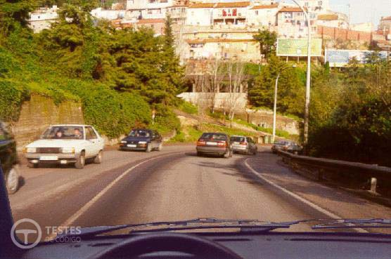 Pergunta IMT: Posso transpor ou pisar a marca rodoviária que divide os sentidos de trânsito?