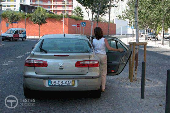 Pergunta IMT: Se o volante estiver colocado à esquerda, o condutor deve sair do veículo: