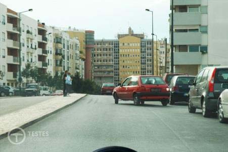 Pergunta IMT: A luz branca, visível à retaguarda do veículo vermelho, indica que: