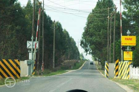 Pergunta IMT: Enquanto aguardo a abertura de uma passagem de nível e sempre que existam condições ambientais que tornem a visibilidade insuficiente estou obrigado a utilizar as luzes de presença?