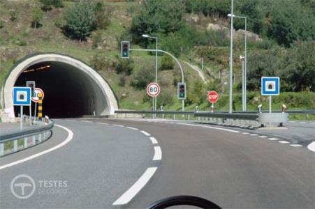 Pergunta IMT: Ao entrar no túnel sou obrigado a fazer uso das luzes de cruzamento?