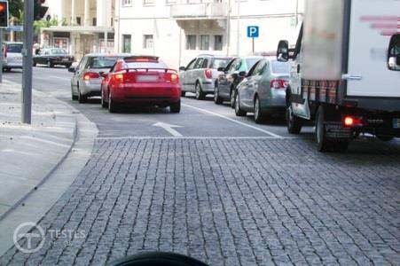 Pergunta IMT: As luzes de travagem destinam-se a indicar aos outros utentes o accionamento do travão de estacionamento.