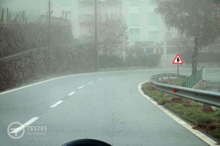 Pergunta IMT: Como devo proceder se, devido ao nevoeiro intenso, me vir obrigado a reduzir subitamente a velocidade?