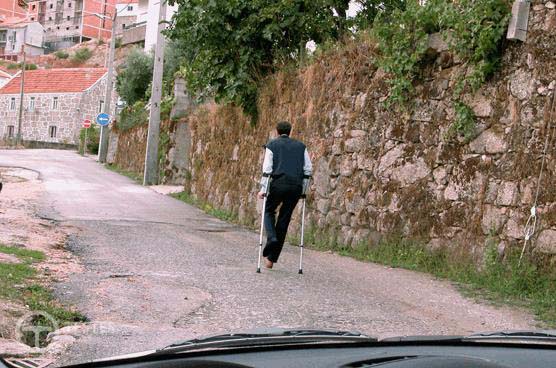 Pergunta IMT: Um peão que tenha algum tipo de deficiência merece, da parte do condutor, uma consideração especial?