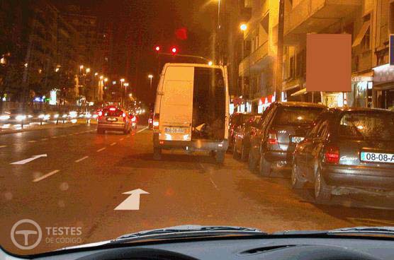 Pergunta IMT: Nesta faixa de rodagem, posso contornar o veículo branco?