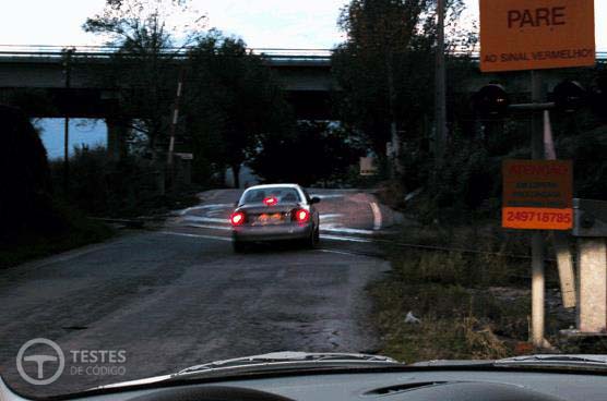 Pergunta IMT: Se o condutor que circula à minha frente ligar as luzes de estrada: